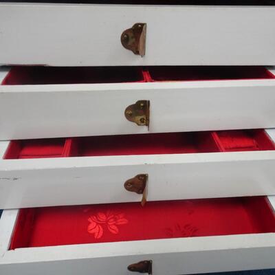 LOT 200. VINTAGE JEWELRY BOX