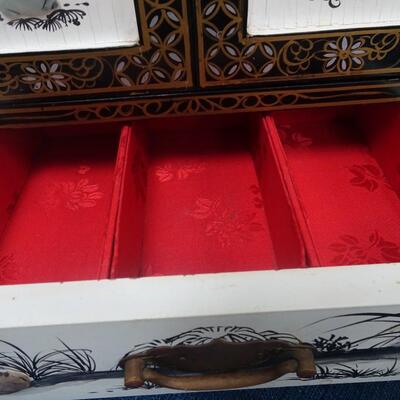 LOT 200. VINTAGE JEWELRY BOX