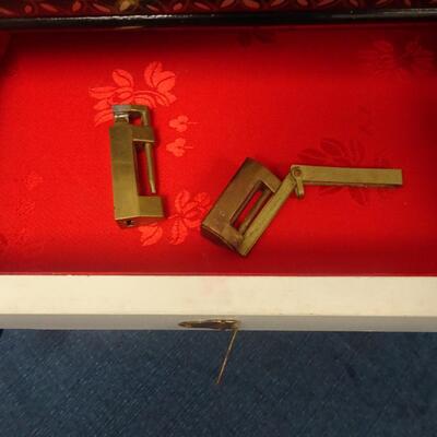 LOT 200. VINTAGE JEWELRY BOX