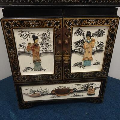 LOT 200. VINTAGE JEWELRY BOX