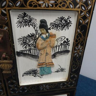 LOT 200. VINTAGE JEWELRY BOX