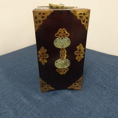 LOT 201. VINTAGE JEWELRY BOX