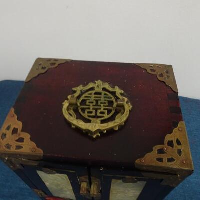 LOT 201. VINTAGE JEWELRY BOX