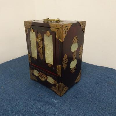 LOT 201. VINTAGE JEWELRY BOX