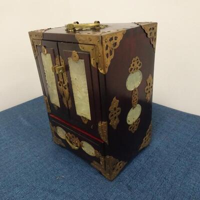 LOT 201. VINTAGE JEWELRY BOX