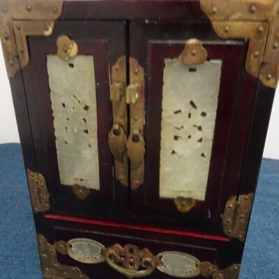 LOT 201. VINTAGE JEWELRY BOX