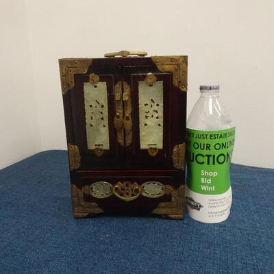 LOT 201. VINTAGE JEWELRY BOX