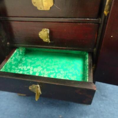 LOT 201. VINTAGE JEWELRY BOX