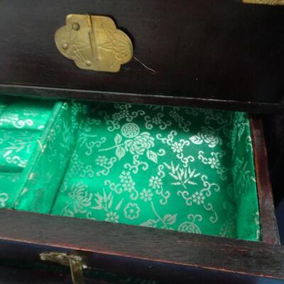LOT 201. VINTAGE JEWELRY BOX