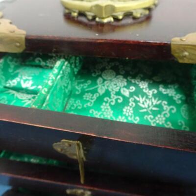 LOT 201. VINTAGE JEWELRY BOX