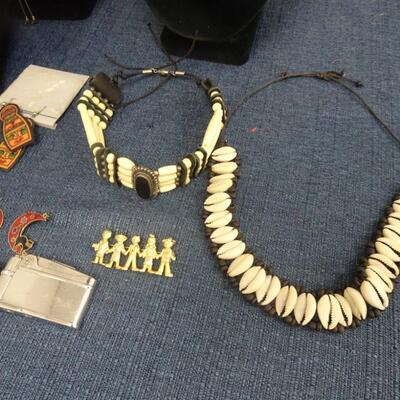 LOT 204. COSTUME JEWELRY COLLECTION