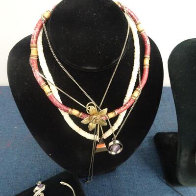 LOT 204. COSTUME JEWELRY COLLECTION