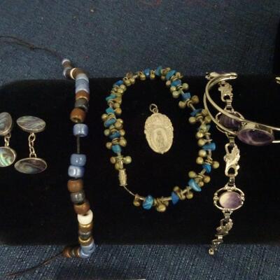 LOT 204. COSTUME JEWELRY COLLECTION
