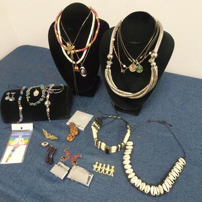 LOT 204. COSTUME JEWELRY COLLECTION