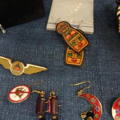 LOT 204. COSTUME JEWELRY COLLECTION