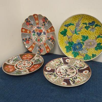 LOT 212. DECORATIVE PLATES