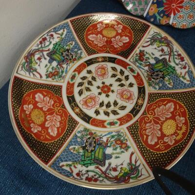 LOT 212. DECORATIVE PLATES