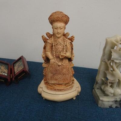 LOT 213. HOME DECOR ITEMS