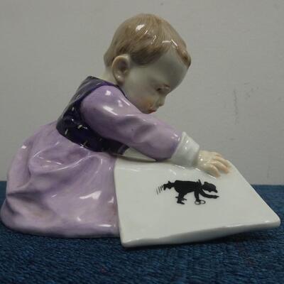 LOT 215 MEISSEN FIGURINE CHILD LOOKING AT PICTURE BOOK