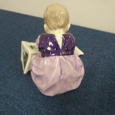 LOT 215 MEISSEN FIGURINE CHILD LOOKING AT PICTURE BOOK