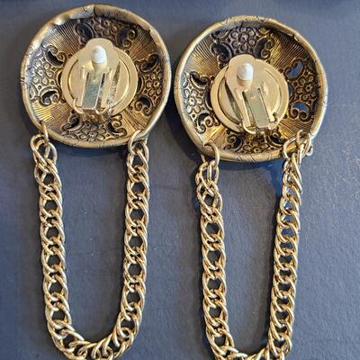 Lot J23: Vintage Clip-On Earrings, and Matching Brooch Set