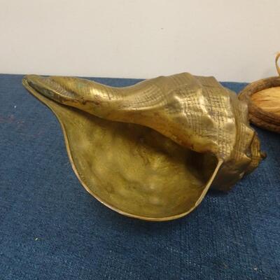 LOT 216. HOME DECOR