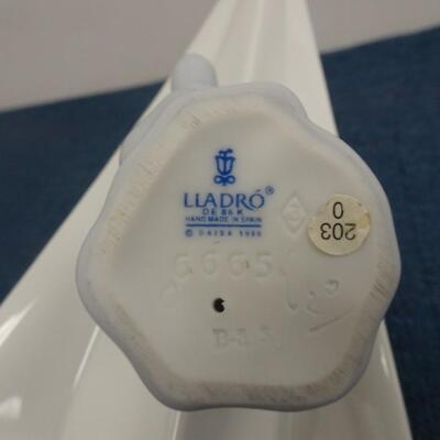 LOT 226. LLADRO FIGURINE