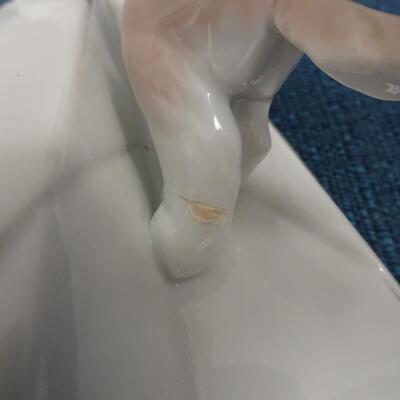 LOT 226. LLADRO FIGURINE