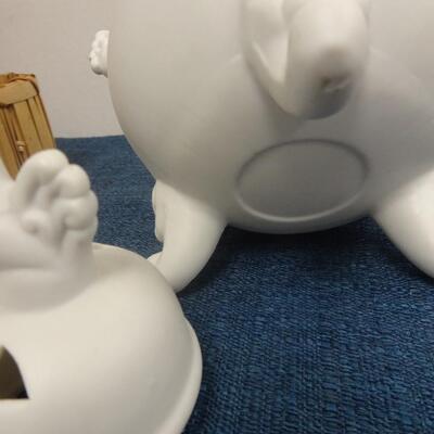 LOT 239. HOME DECOR INCLUDING MONKEY DECOR AND SALT AND PEPPER SHAKERS