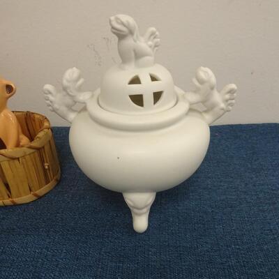 LOT 239. HOME DECOR INCLUDING MONKEY DECOR AND SALT AND PEPPER SHAKERS