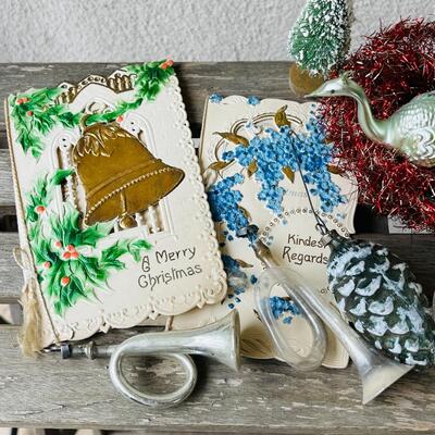 AA    GROUP OF ANTIQUE CHRISTMAS BOOKLETS ORNAMENTS & TINSEL