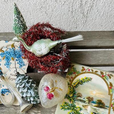 AA    GROUP OF ANTIQUE CHRISTMAS BOOKLETS ORNAMENTS & TINSEL