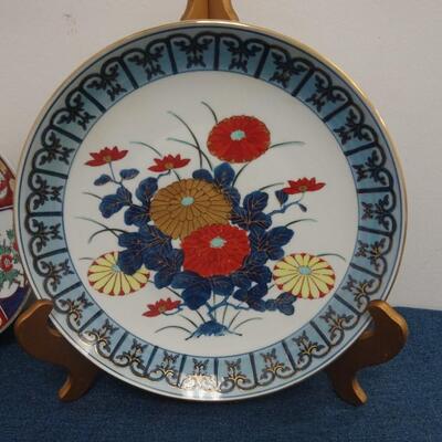 LOT 241. DECORATIVE PLATES