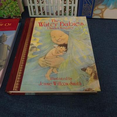 L0T 250. BOOKS