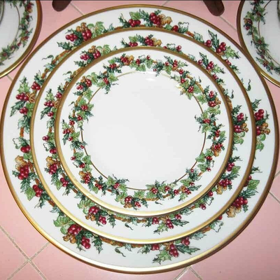 MS 2 - 5 piece Place Settings Christmas China Holly & Ivy by Royal Gallery