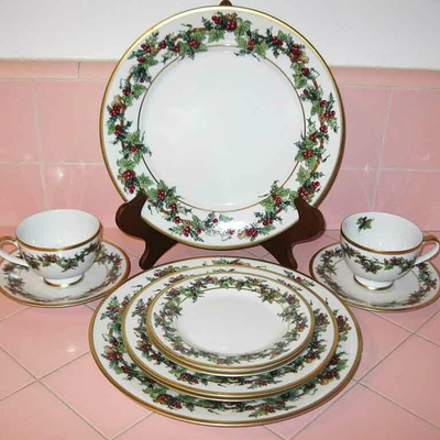 MS 2 - 5 piece Place Settings Christmas China Holly & Ivy by Royal Gallery