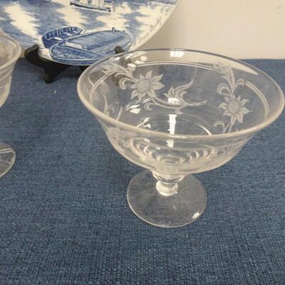 LOT 265.  DECORATIVE PLATES AND GLASSES