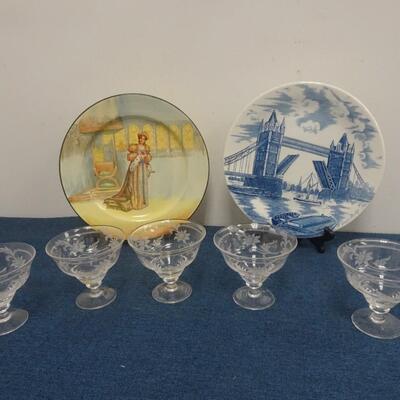 LOT 265.  DECORATIVE PLATES AND GLASSES