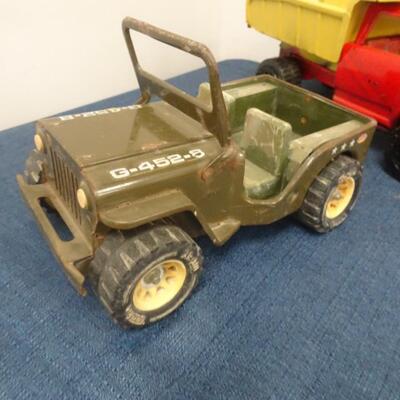 LOT 271. METAL TRUCKS