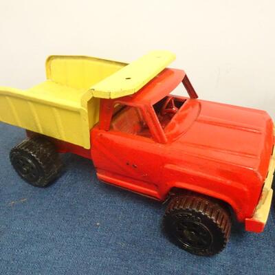 LOT 271. METAL TRUCKS