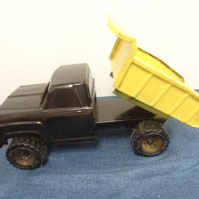 LOT 271. METAL TRUCKS