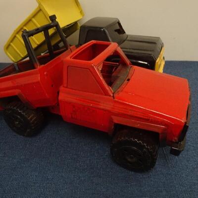 LOT 271. METAL TRUCKS
