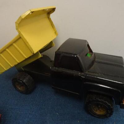 LOT 271. METAL TRUCKS