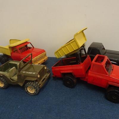 LOT 271. METAL TRUCKS