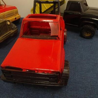 LOT 271. METAL TRUCKS