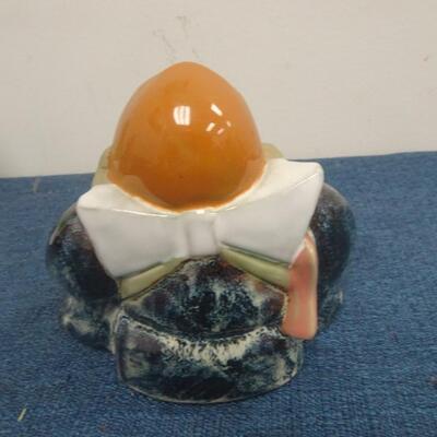 LOT 275. FIGURINES