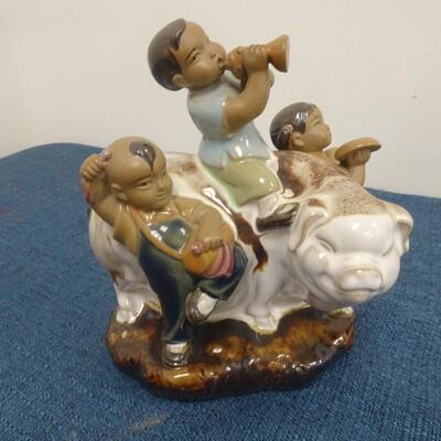 LOT 275. FIGURINES