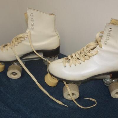 LOT 285. VINTAGE LADIES ROLLER SKATES