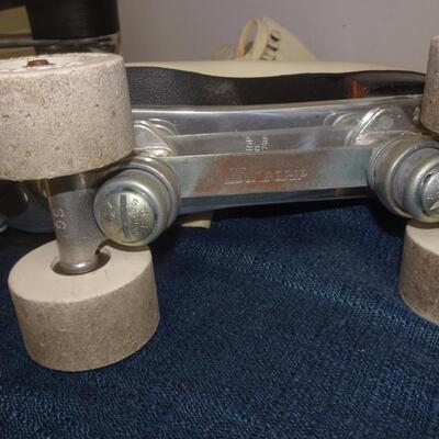 LOT 285. VINTAGE LADIES ROLLER SKATES