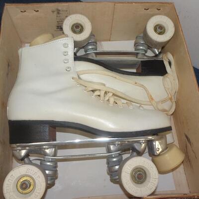 LOT 285. VINTAGE LADIES ROLLER SKATES